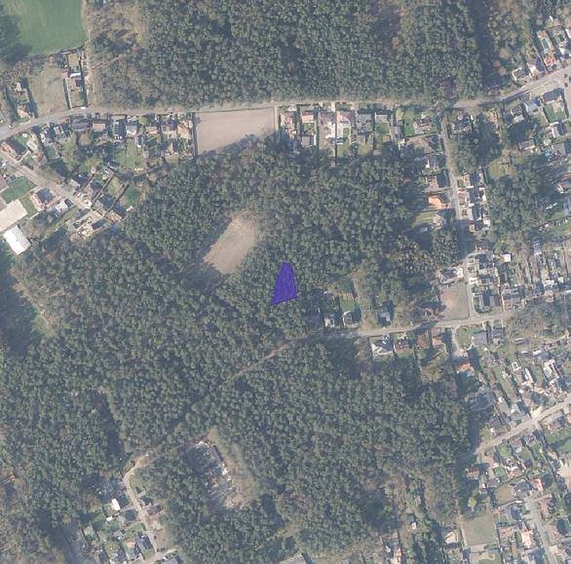 Luchtbeeld met het perceel aangeduid, aan het einde van de doodlopende straat in het bos